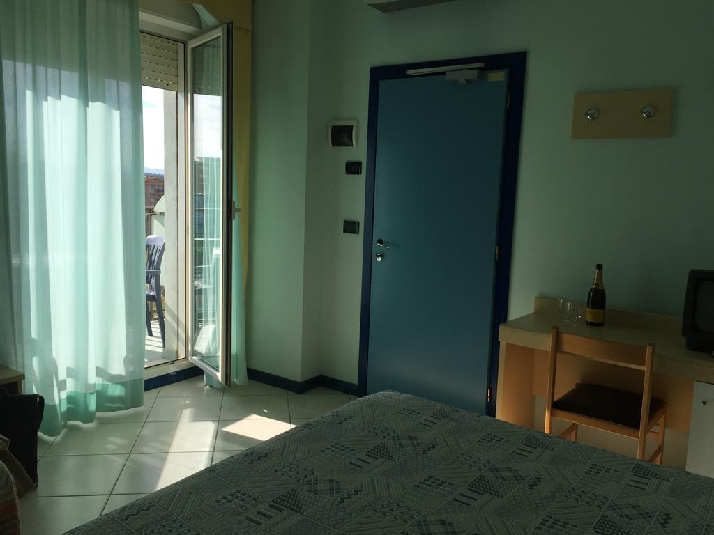 Hotel Bristol - A 30 Mt Dalla Spiaggia 미사노아드리아티코 객실 사진